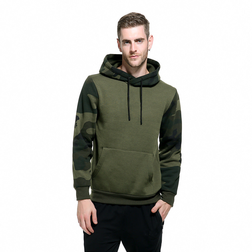Hoodie herr med kamouflagemönstrade ärmar och huva | Justerbar dragsko | Rymlig känguruficka och ribbade muddar