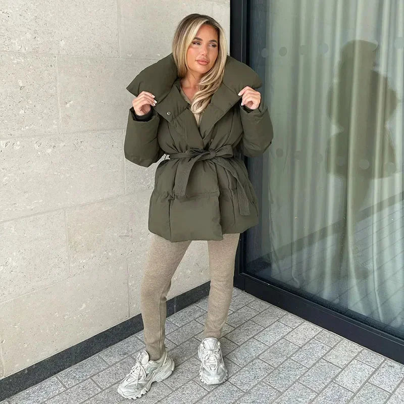 Midjad pufferjacka dam med knytbälte och ståkrage