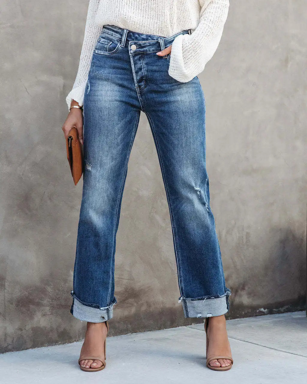 Jeans dam med hög midja och asymmetrisk knäppning | Rak passform i ankellängd | Uppvikta fållar med råkant