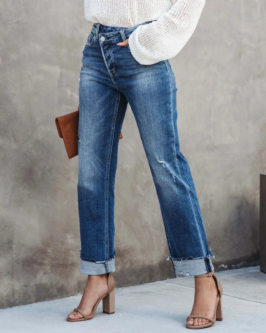 Jeans dam med hög midja och asymmetrisk knäppning | Rak passform i ankellängd | Uppvikta fållar med råkant