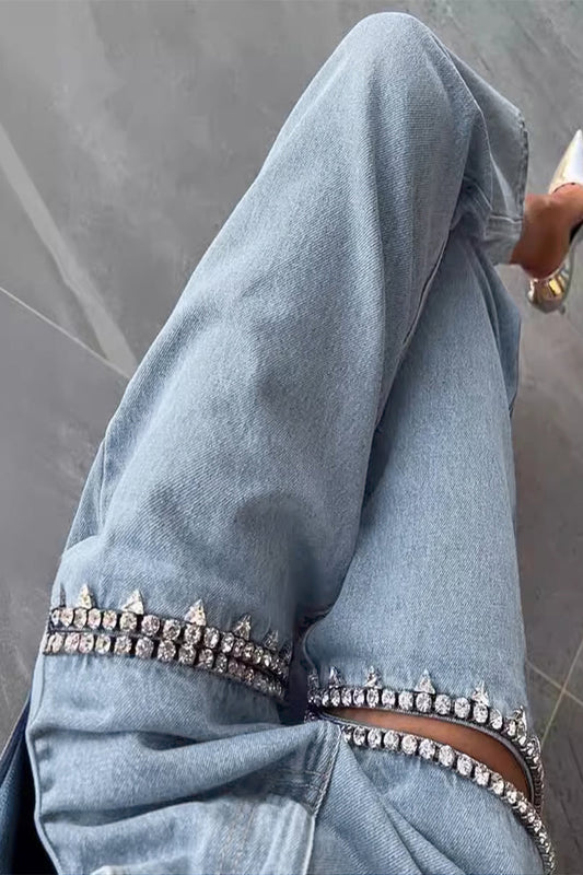 Jeans dam med hög midja och utskärningar med strass | Raka ben i ankellängd | Ljusblå och urtvättad