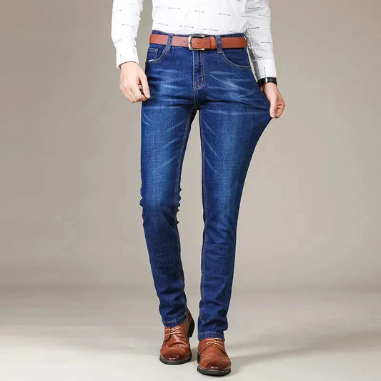 Jeans herr med rak passform och stretch | Slank benlinje | Femficksmodell med dekorsömmar på bakfickorna