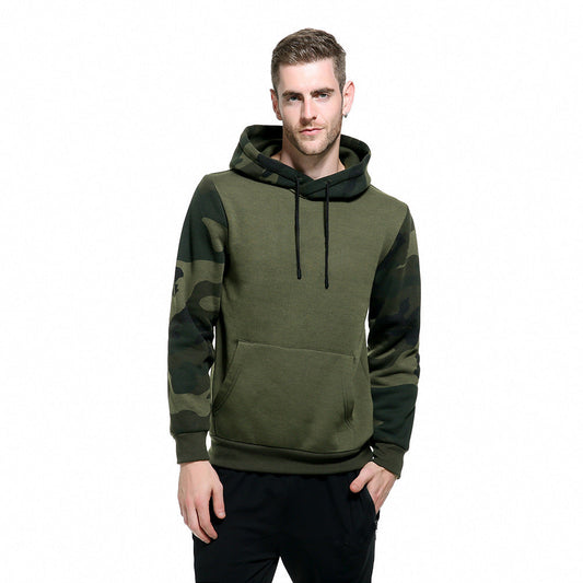 Hoodie herr med kamouflagemönstrade ärmar och huva | Justerbar dragsko | Rymlig känguruficka och ribbade muddar