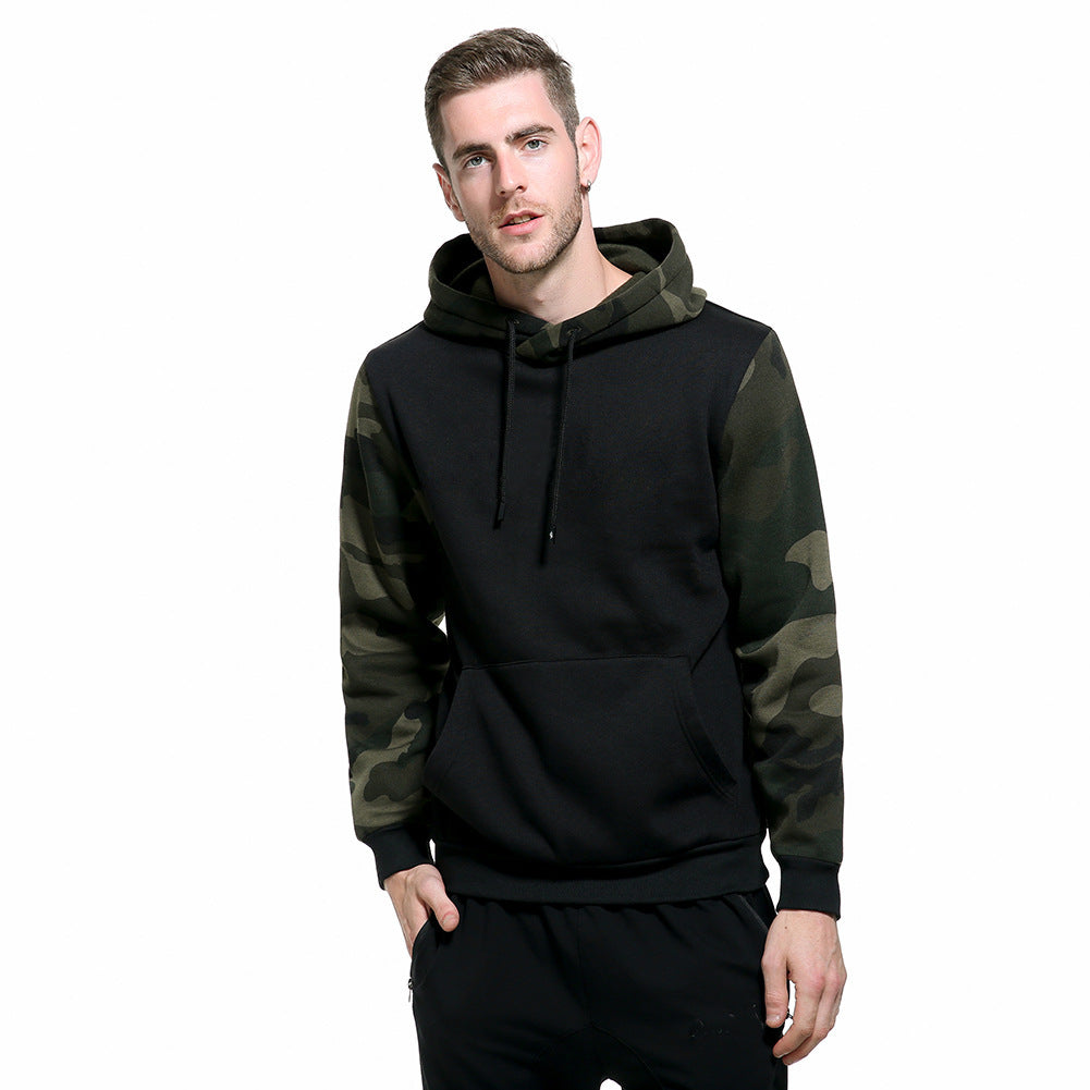 Hoodie herr med kamouflagemönstrade ärmar och huva | Justerbar dragsko | Rymlig känguruficka och ribbade muddar