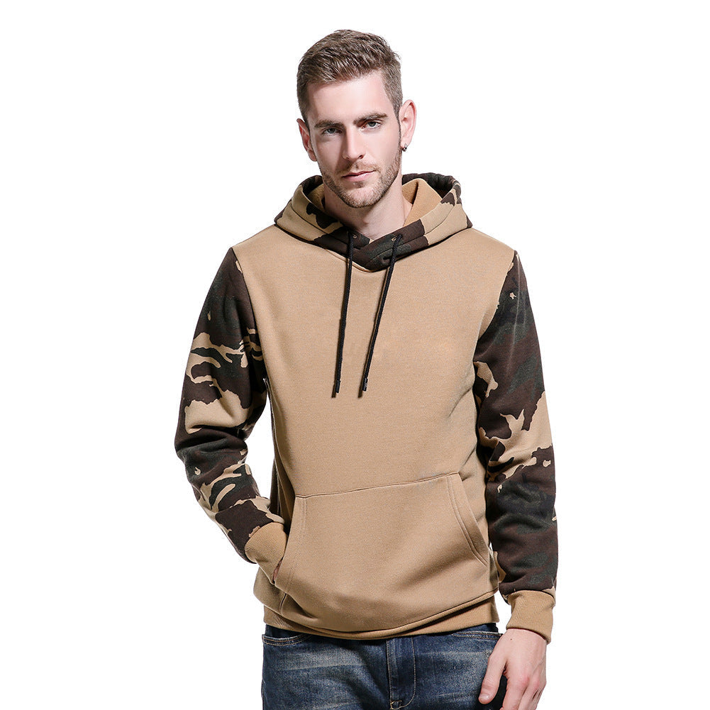 Hoodie herr med kamouflagemönstrade ärmar och huva | Justerbar dragsko | Rymlig känguruficka och ribbade muddar