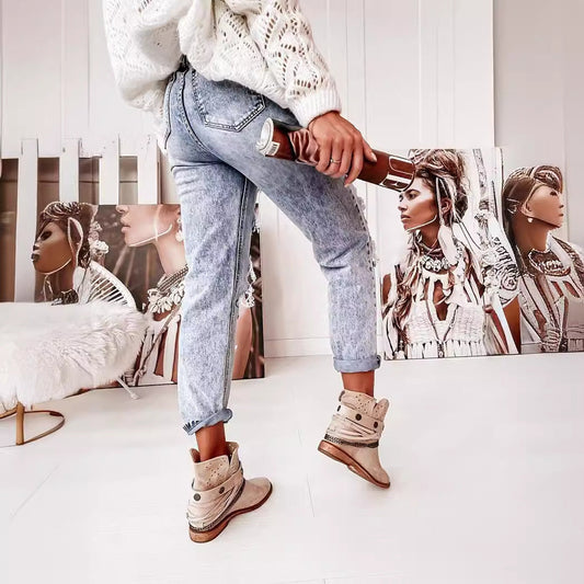 Boyfriendjeans dam med hög midja och knappgylf | Kraftigt slitna med revor | Uppvikta ben | Ljusblå med vintagekänsla