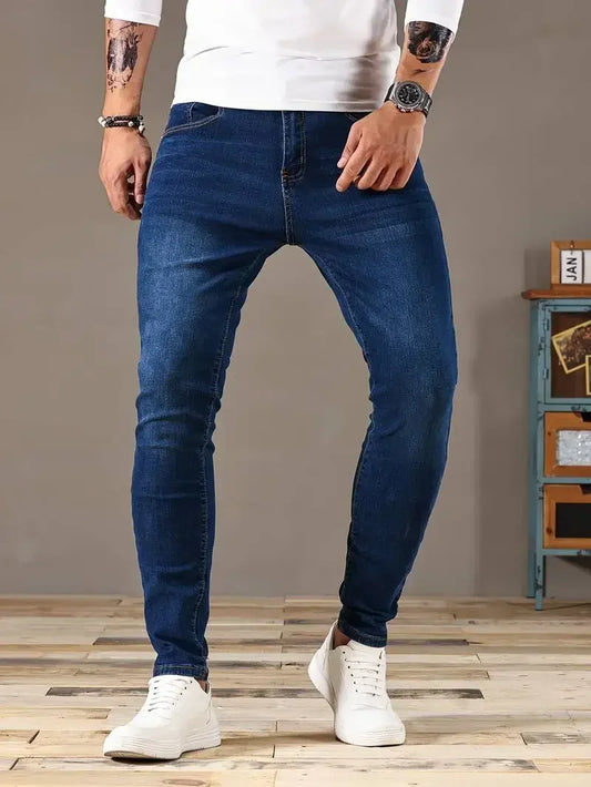 Skinny jeans herr med stretch | Smal passform hela vägen ner | Klassisk femficksmodell med knapp och gylf