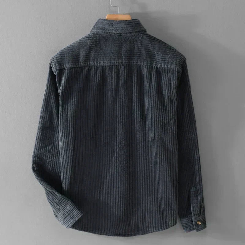 Overshirt herr med räfflad struktur | Påsydd bröstficka och hel knappslå | Skjortkrage och långa ärmar