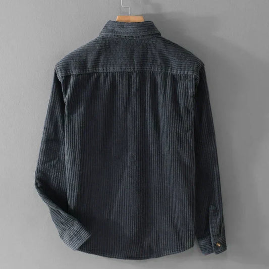 Overshirt herr med räfflad struktur | Påsydd bröstficka och hel knappslå | Skjortkrage och långa ärmar