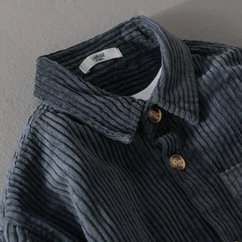 Overshirt herr med räfflad struktur | Påsydd bröstficka och hel knappslå | Skjortkrage och långa ärmar