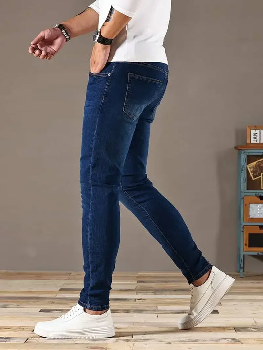 Skinny jeans herr med stretch | Smal passform hela vägen ner | Klassisk femficksmodell med knapp och gylf