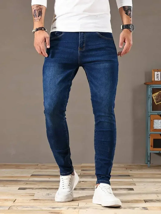 Skinny jeans herr med stretch | Smal passform hela vägen ner | Klassisk femficksmodell med knapp och gylf