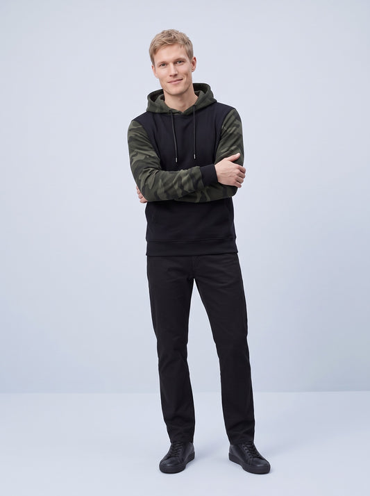 Hoodie herr med kamouflagemönstrade ärmar och huva | Justerbar dragsko | Rymlig känguruficka och ribbade muddar