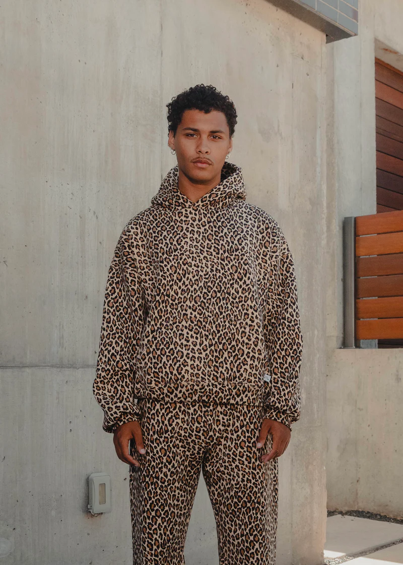 Hoodie herr med brunt leopardmönster