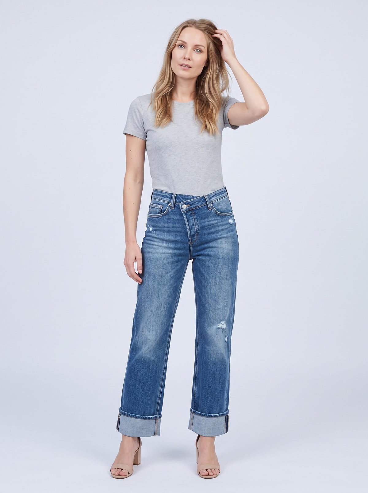 Jeans dam med hög midja och asymmetrisk knäppning | Rak passform i ankellängd | Uppvikta fållar med råkant