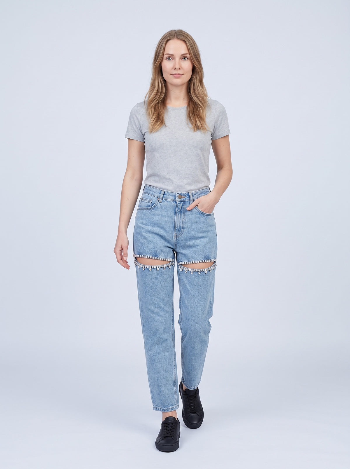 Jeans dam med hög midja och utskärningar med strass | Raka ben i ankellängd | Ljusblå och urtvättad
