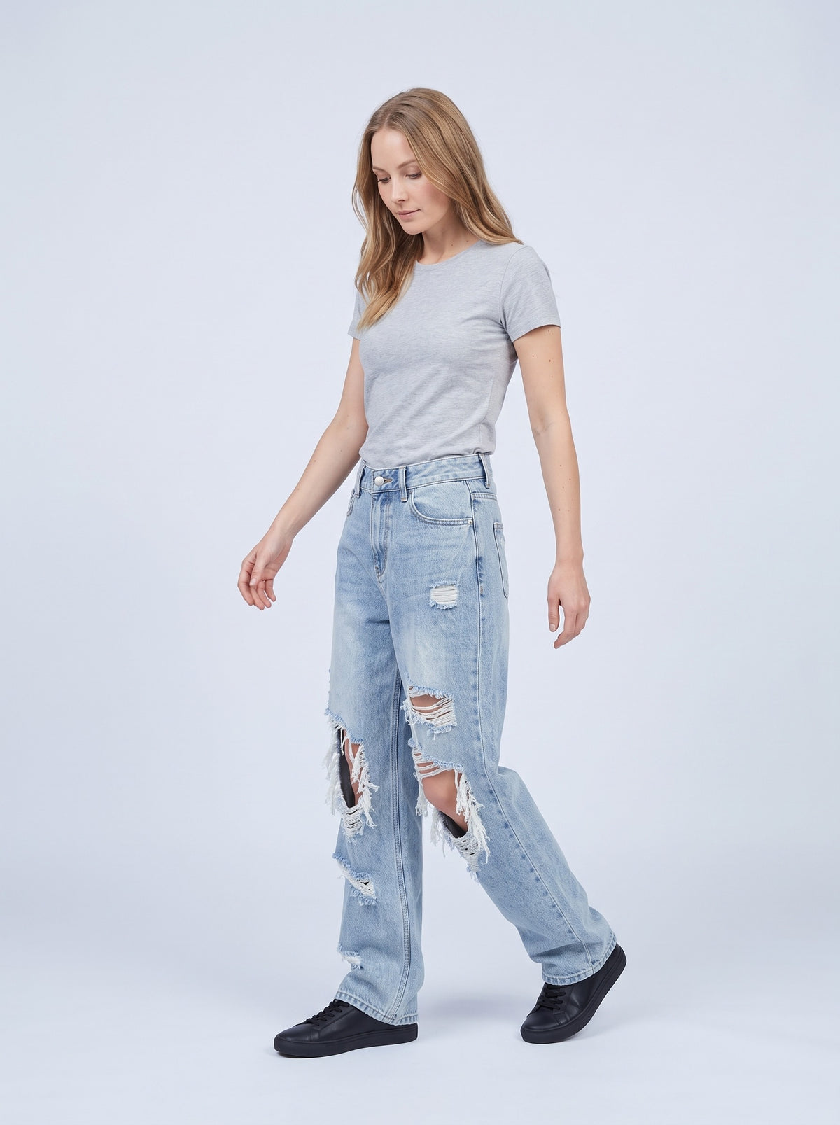 Ljusblå raka jeans dam med revor på knän och lår