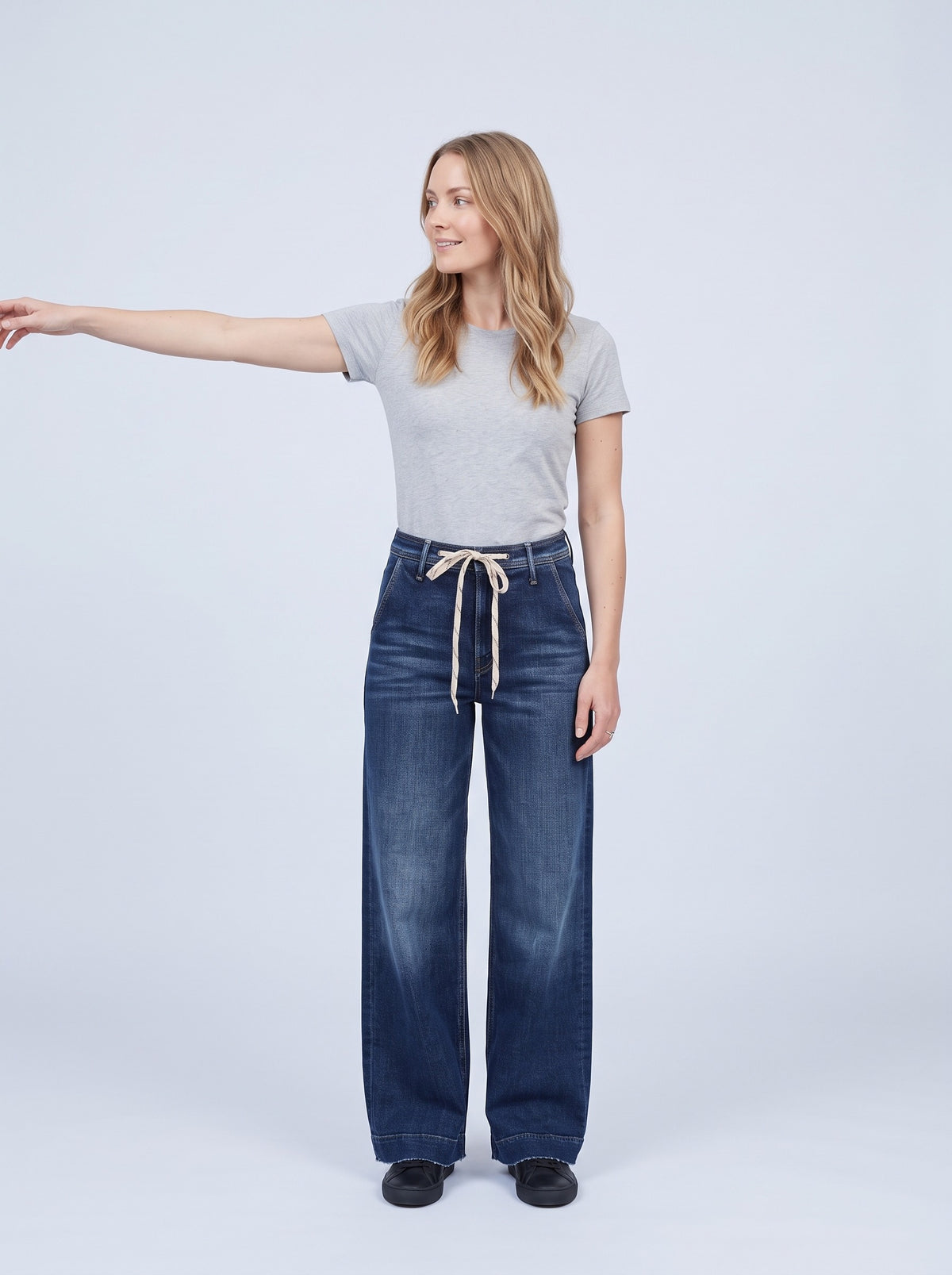 Mörkblå jeans dam med extra vid benlinje