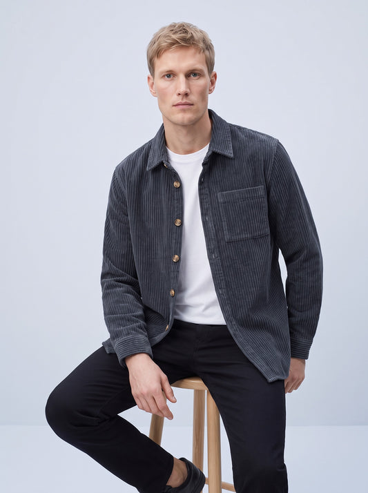 Overshirt herr med räfflad struktur | Påsydd bröstficka och hel knappslå | Skjortkrage och långa ärmar