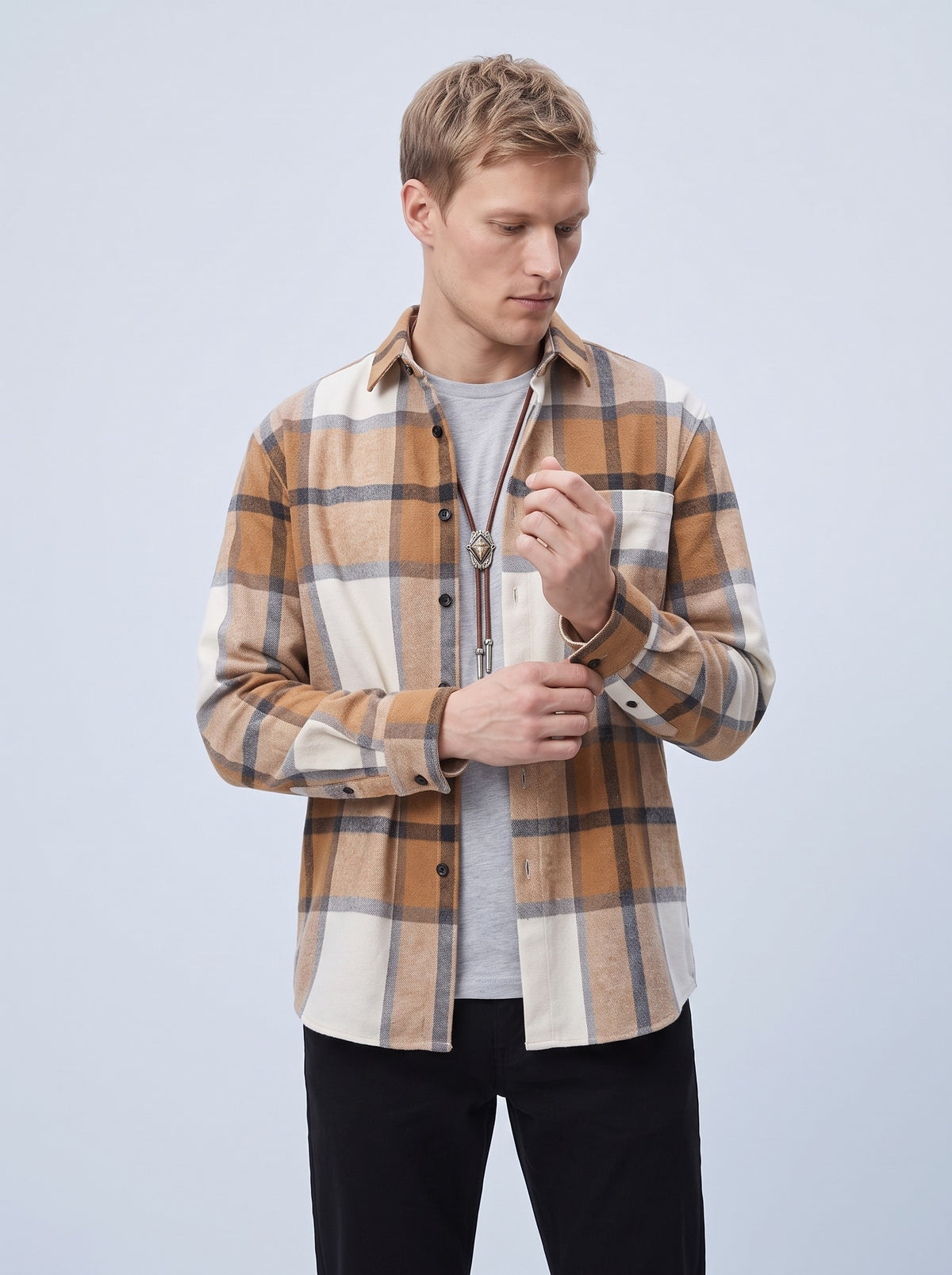 Rutig overshirt herr i oversize | Bröstficka och rundad nederkant | Skjortkrage och knäppta manschetter