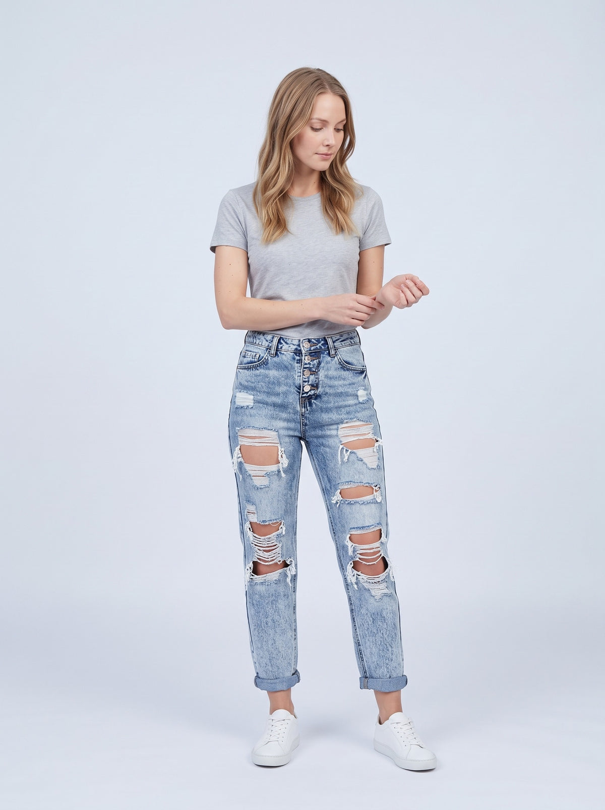 Boyfriendjeans dam med hög midja och knappgylf | Kraftigt slitna med revor | Uppvikta ben | Ljusblå med vintagekänsla
