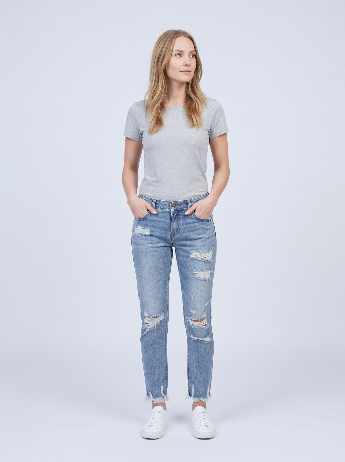 Slitna jeans dam med hög midja | Fransad fåll | Hål på lår och knän | Smal passform i ankellängd