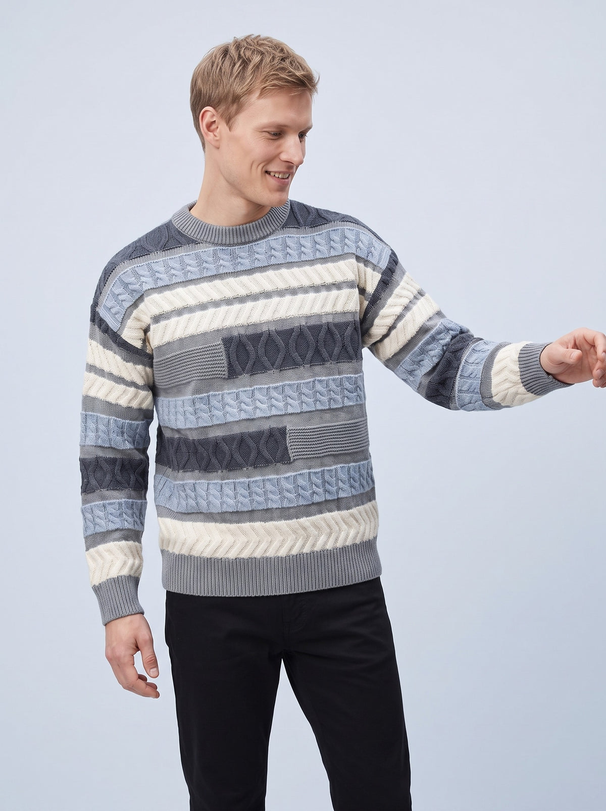 Stickad tröja herr med patchwork av flätor